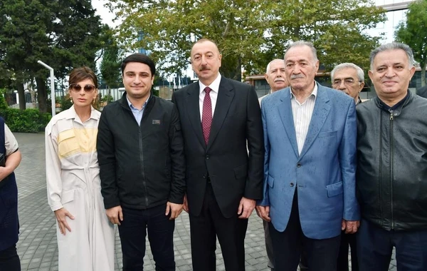 Президент и Первая леди на открытии парка на проспекте Ататюрка - ФОТО