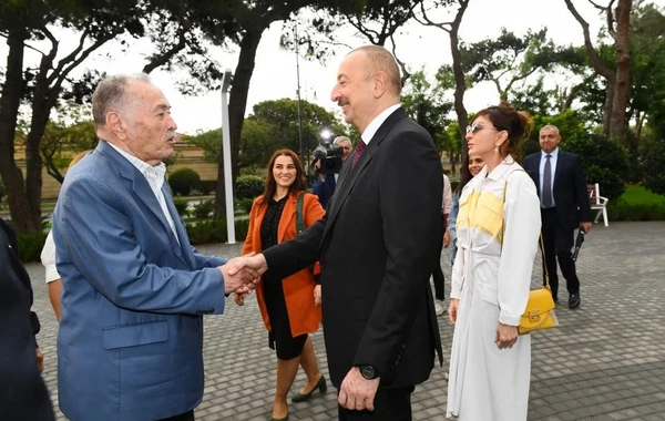 Президент и Первая леди на открытии парка на проспекте Ататюрка - ФОТО