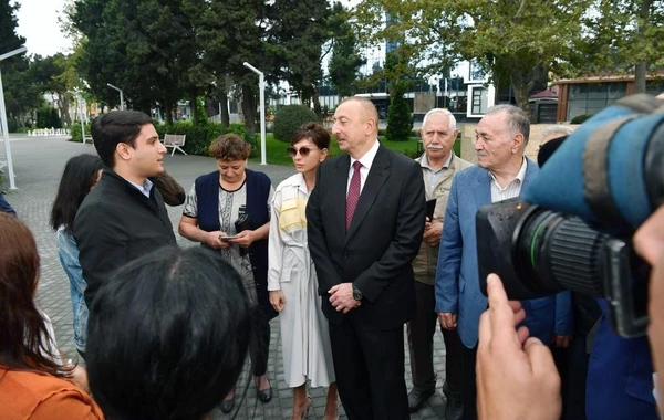 Президент и Первая леди на открытии парка на проспекте Ататюрка - ФОТО