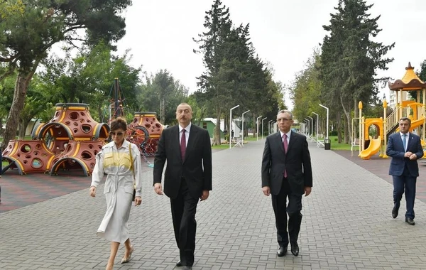 Президент и Первая леди на открытии парка на проспекте Ататюрка - ФОТО