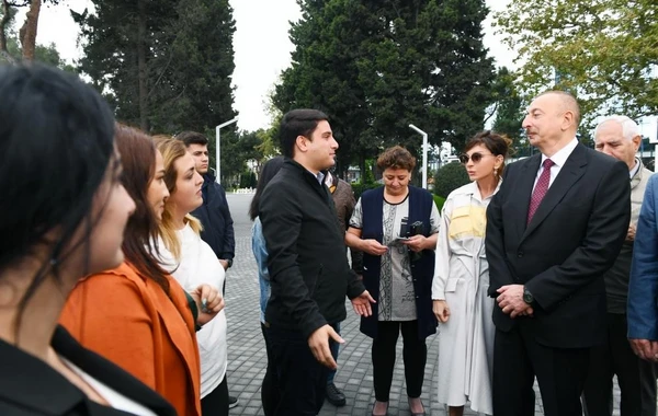 Президент и Первая леди на открытии парка на проспекте Ататюрка - ФОТО