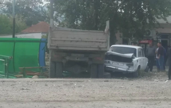 Azərbaycanda yük və minik avtomobilləri toqquşdu - FOTO