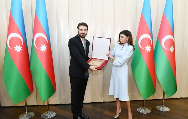 Mehriban Əliyeva Sami Yusufa Azərbaycan Prezidentinin fəxri diplomunu təqdim edib - FOTO