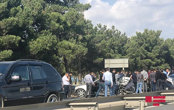 Bakı-Sumqayıt yolunda minik avtomobili evakuatorla toqquşub - FOTO