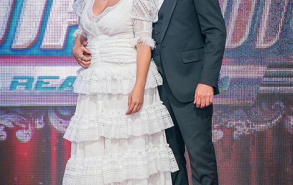 Roza Zərgərlinın iddialı geyimi - Ağ tor libas... - FOTO