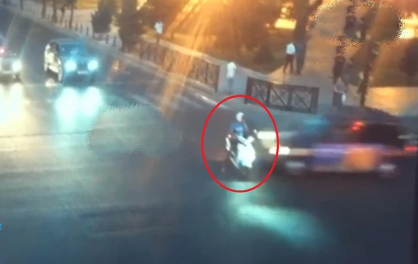 Bakıda qırmızıda keçən "Moped"i taksi belə vurdu - Ağır qəza - VİDEO