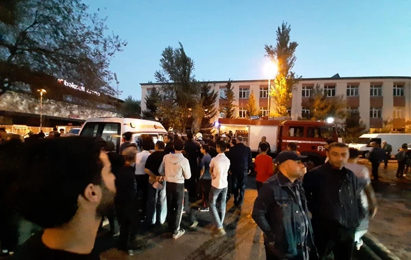 Bakıda çoxmərtəbəli binada yanğın olub - VİDEO/FOTO