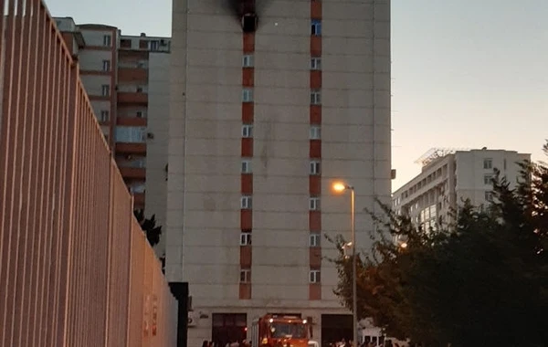 Bakıda çoxmərtəbəli binada yanğın olub - VİDEO/FOTO