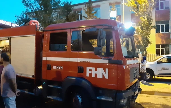 Bakıda çoxmərtəbəli binada yanğın olub - VİDEO/FOTO