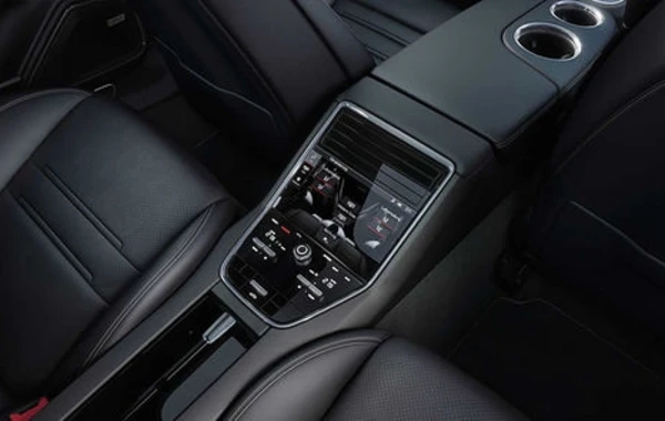 Porsche Panamera получила "золотую" версию в честь своего 10-летия - ФОТО