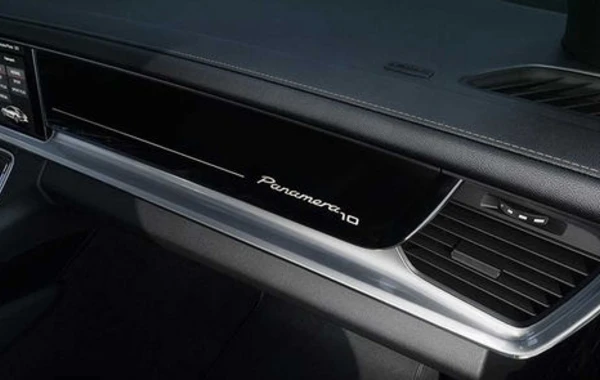 Porsche Panamera получила "золотую" версию в честь своего 10-летия - ФОТО