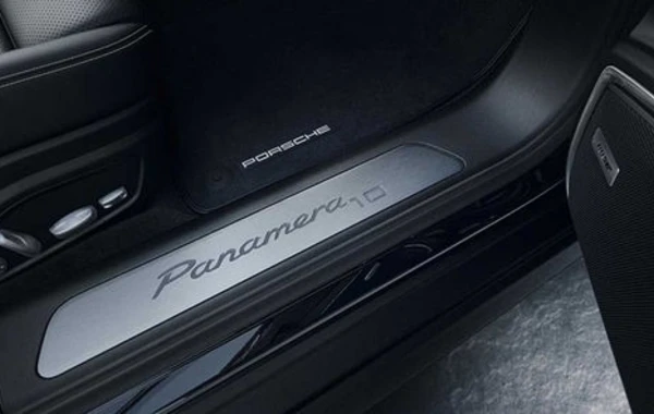 Porsche Panamera получила "золотую" версию в честь своего 10-летия - ФОТО