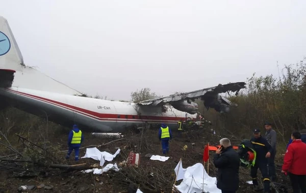 В Украине при аварийной посадке самолета погибли 5 человек - ВИДЕО