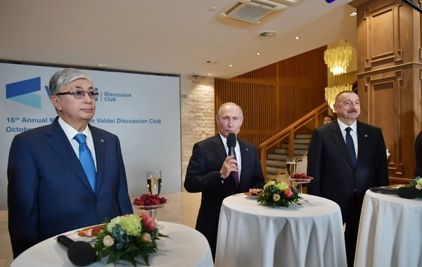 Ильхам Алиев на неформальной встрече с участниками "Валдая" - ФОТО