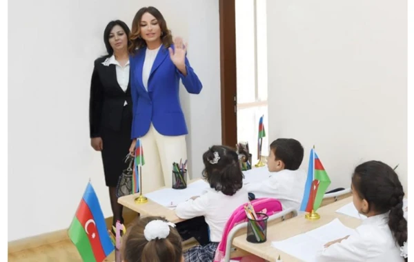 Birinci xanım Mehriban Əliyeva müəllimləri təbrik etdi