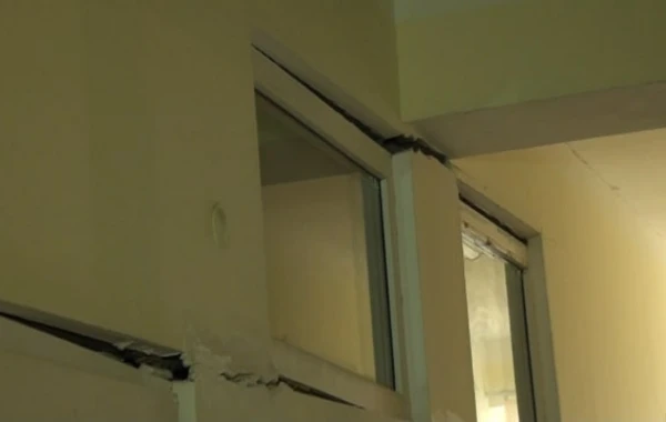 Azərbaycanda yeni istifadəyə verilən məktəb çökür - FOTO