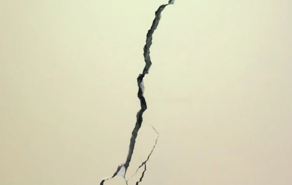 Azərbaycanda yeni istifadəyə verilən məktəb çökür - FOTO