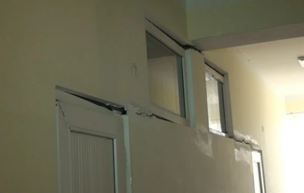 Azərbaycanda yeni istifadəyə verilən məktəb çökür - FOTO