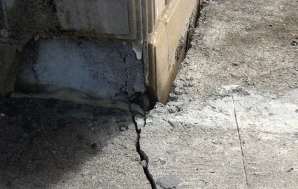 Azərbaycanda yeni istifadəyə verilən məktəb çökür - FOTO