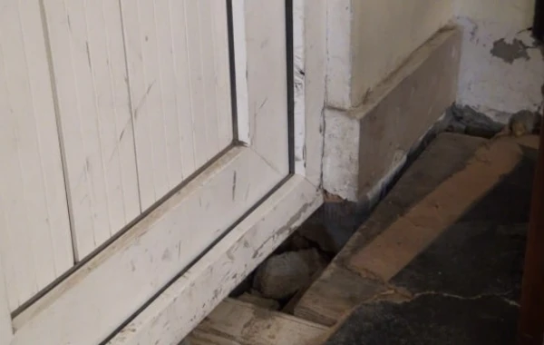 Azərbaycanda yeni istifadəyə verilən məktəb çökür - FOTO