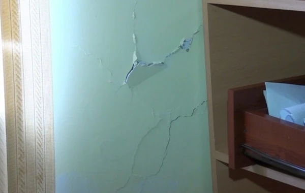 Azərbaycanda yeni istifadəyə verilən məktəb çökür - FOTO