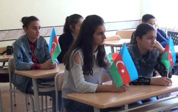 Azərbaycanda yeni istifadəyə verilən məktəb çökür - FOTO