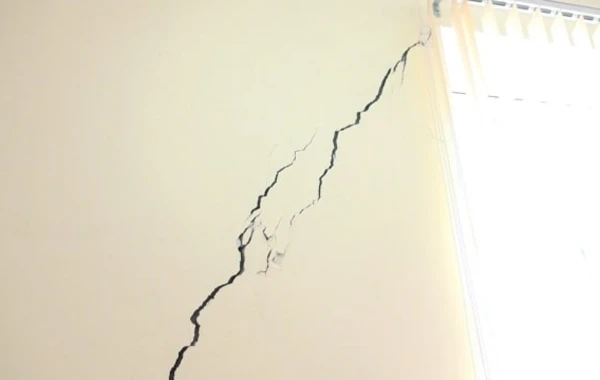 Azərbaycanda yeni istifadəyə verilən məktəb çökür - FOTO