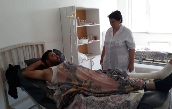 Qonaq getdiyi evdə ilan sancdı - FOTO