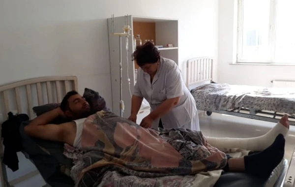 Qonaq getdiyi evdə ilan sancdı - FOTO