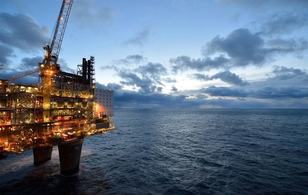 SOCAR neftçiləri dənizdən təxliyyə etdi