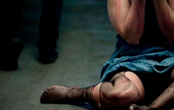 Azərbaycanda 17 yaşlı qızın qasığını sındırdılar - Küçədə vəhşilik
