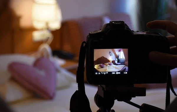 14 yaşlı qızının pornoqrafik videolarını çəkib sevgilisinə göndərən ana ilə bağlı məhkəmə qərarı