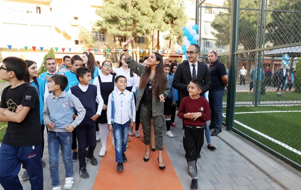 Leyla Əliyeva abadlaşdırılan növbəti həyətin açılışında iştirak edib - FOTO