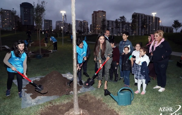 Leyla Əliyeva Mərkəzi Parkda ağacəkmə aksiyasında iştirak edib - FOTO