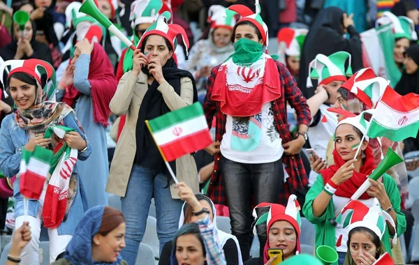 İran 40 ildən sonra xanım azarkeşləri stadiona buraxdı - FOTO