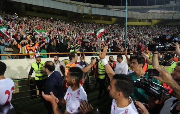 İran 40 ildən sonra xanım azarkeşləri stadiona buraxdı - FOTO