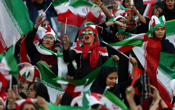 İran 40 ildən sonra xanım azarkeşləri stadiona buraxdı - FOTO