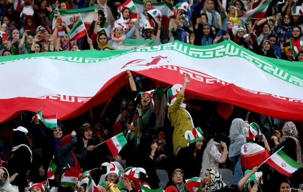 İran 40 ildən sonra xanım azarkeşləri stadiona buraxdı - FOTO