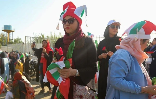 İran 40 ildən sonra xanım azarkeşləri stadiona buraxdı - FOTO