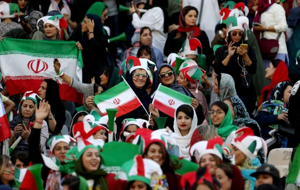 İran 40 ildən sonra xanım azarkeşləri stadiona buraxdı - FOTO