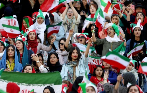 İran 40 ildən sonra xanım azarkeşləri stadiona buraxdı - FOTO
