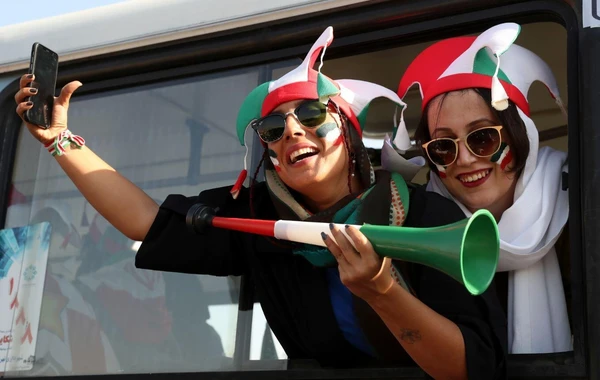 İran 40 ildən sonra xanım azarkeşləri stadiona buraxdı - FOTO