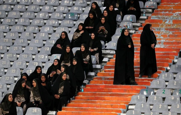 İran 40 ildən sonra xanım azarkeşləri stadiona buraxdı - FOTO