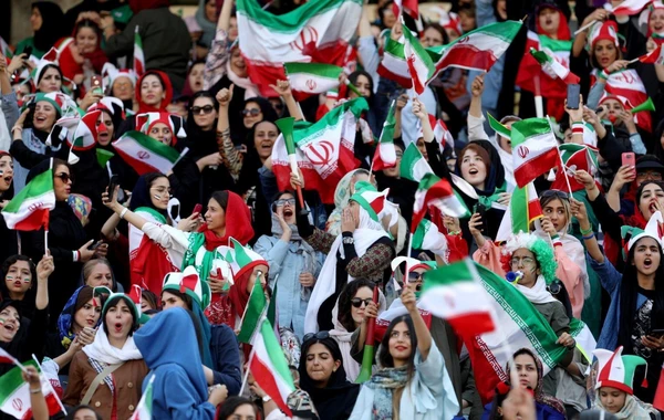 İran 40 ildən sonra xanım azarkeşləri stadiona buraxdı - FOTO