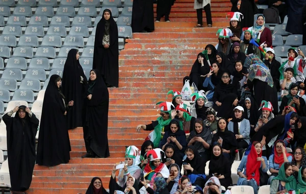 İran 40 ildən sonra xanım azarkeşləri stadiona buraxdı - FOTO
