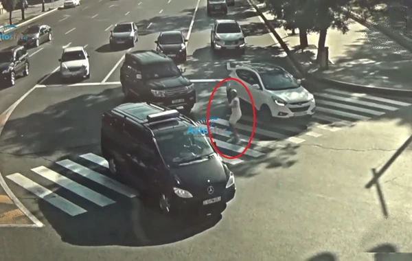 Bakıda maşın piyada keçidində qadını vurub kənara atdı - VİDEO