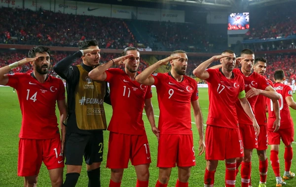 Türkiyə yığmasının futbolçuları sonadək döyüşüb Mehmetçikə salam göndərdi - VİDEO