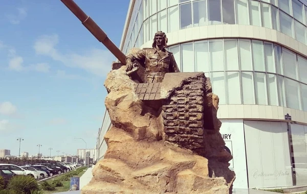 Albert Aqarunovun heykəli üzərində işlər yekunlaşıb - FOTO