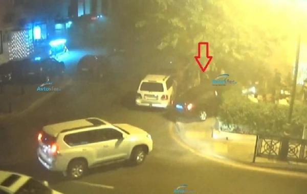 Bakıda maşın çayxanaya girib insanları vurdu - VİDEO