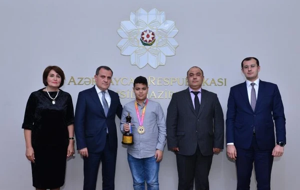 Təhsil naziri dünya çempionu olan məktəbli ilə görüşüb - FOTO